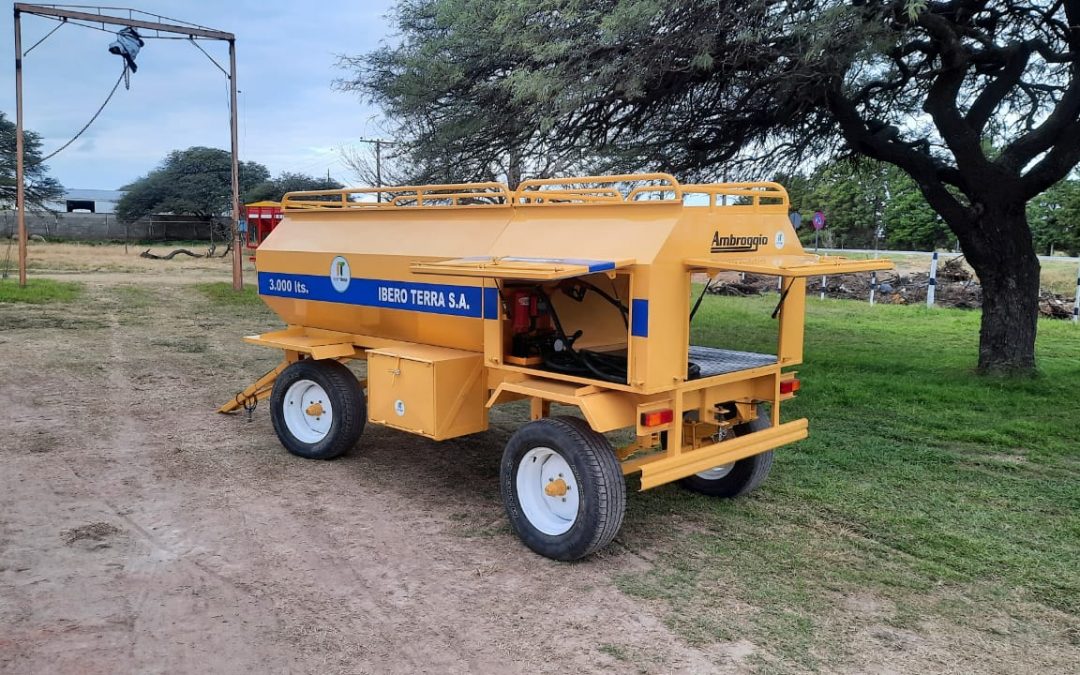 ¡Cisterna 3000 Lts. con baulera de triple apertura!